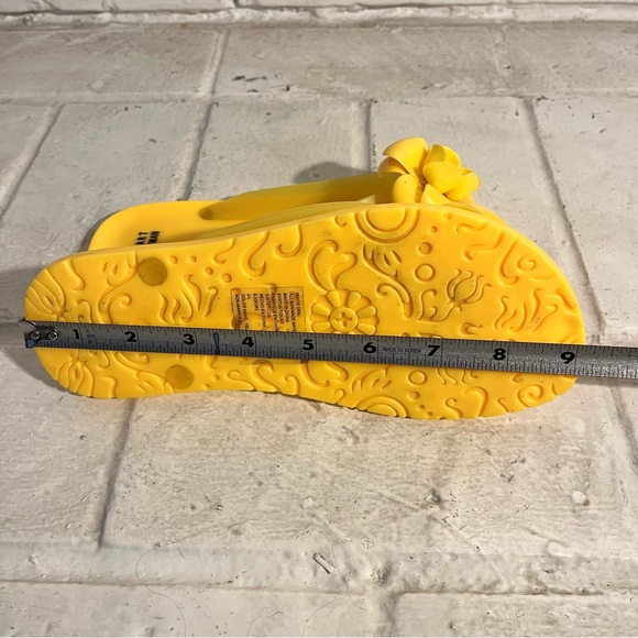 STUART WEITZMAN Girls Youth Kids Size 4 Yellow Flip Flop Slippers - Picture 6 of 9